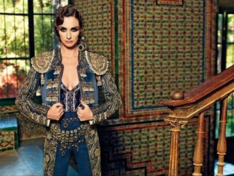 Paz Vega desata la polémica con su foto desnuda junto a una Virgen de Sevilla 