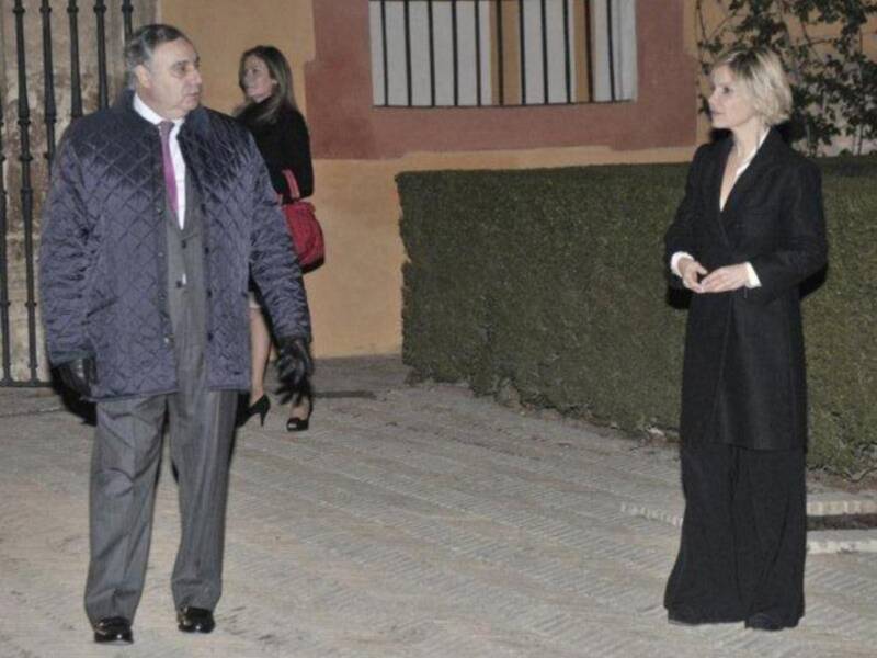La duquesa de Alba presenta por fin sus memorias con su marido y tres de sus hijos