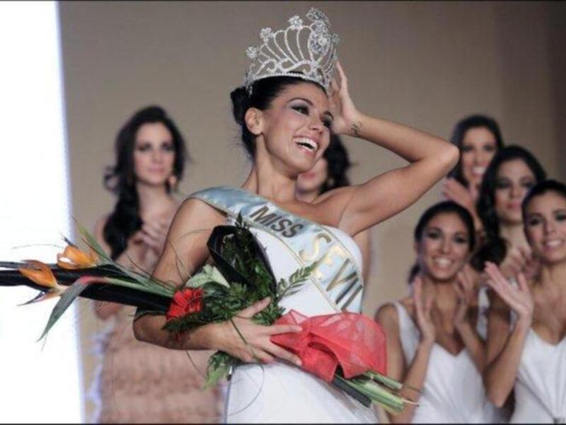 Marina Bernal y Valentin Garcia presentan Miss Sevilla con María José Suárez, Raquel Revuelta y Elisabeth Reyes, trío de Miss España