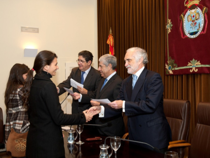 Becas y ayudas en el Colegio de Abogados de Sevilla