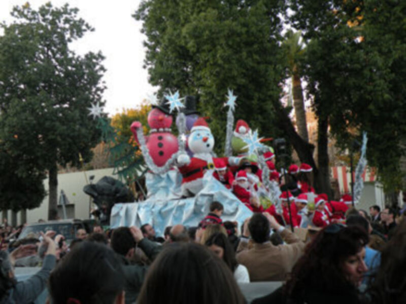 Los Reyes Magos repartieron ilusión por el barrio de Triana.