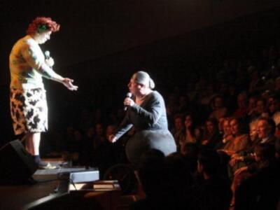 La duquesa de Alba se divierte con imitación que de ella hacen los Morancos 