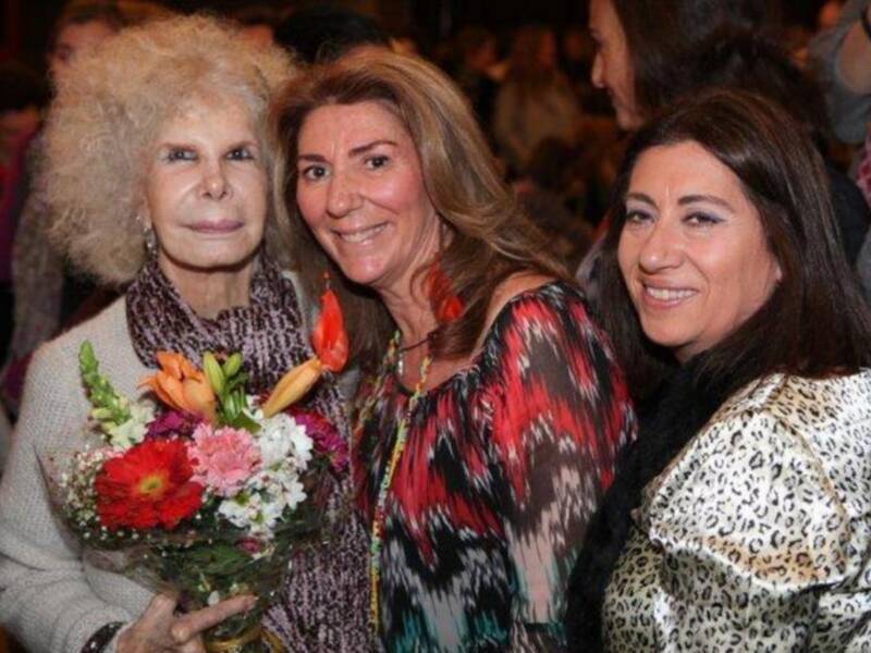 La duquesa de Alba, incansable, presidió desfile de trajes de flamenca a beneficio de nuevo futuro en Sevilla