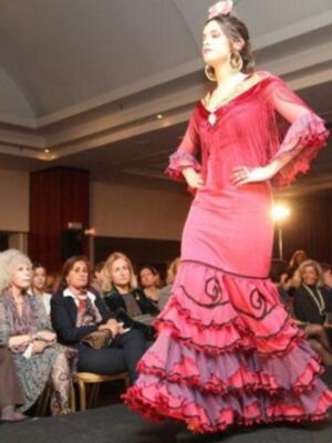 La duquesa de Alba, incansable, presidió desfile de trajes de flamenca a beneficio de nuevo futuro en Sevilla