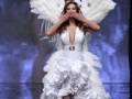 Modela con alas de ángel en desfile de moda