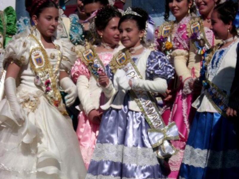 Cristóbal Santos y Marcos Oliva abrieron el carnaval de la Plaza Vieja y Lucia Vidal Reyes fue elegida Perla Infantil(Chipiona)