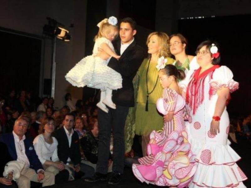Gloria Camila cumple 16 años sobre la pasarela ante la orgullosa mirada de su padre y su hermano que regreso de Irlanda