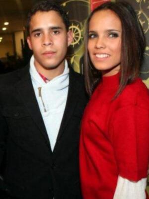 Gloria Camila cumple 16 años sobre la pasarela ante la orgullosa mirada de su padre y su hermano que regreso de Irlanda