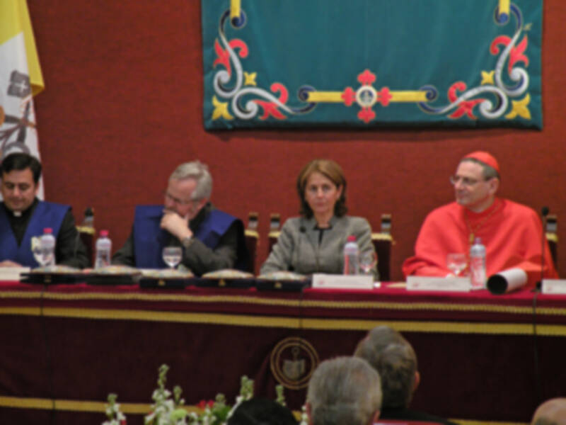 Ilustres Becario de Honor y de la visita extraordinaria a Sevilla de S.E.R. Cardenal Ángelo Amato (SDB), en el Colegio Mayor San Juan Bosco.
