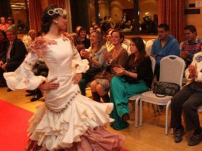 José Fernando ortega apoya a su hermana Gloria Camila en un desfile 