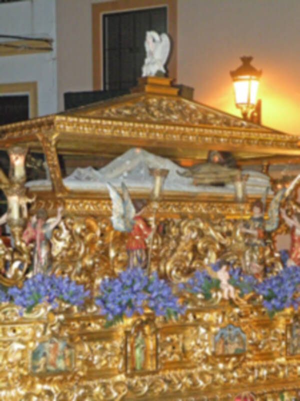 La lluvia dio una tregua en el Viernes Santo de Alcalá del Río.