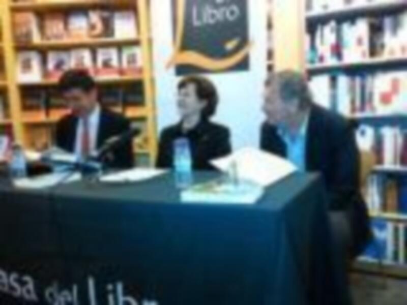 Manuel Pimentel presenta "El Al Mizar" en Madrid, primera novela de la sevillana Carmen de la Rosa escrita desde Alemania