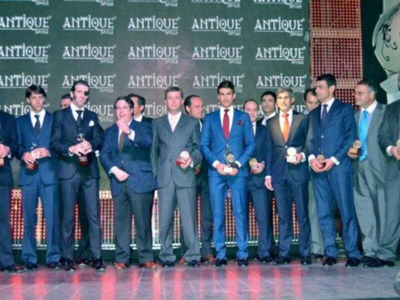 Manzanares recoge su cuarto trofeo en la misma semana en Sevilla