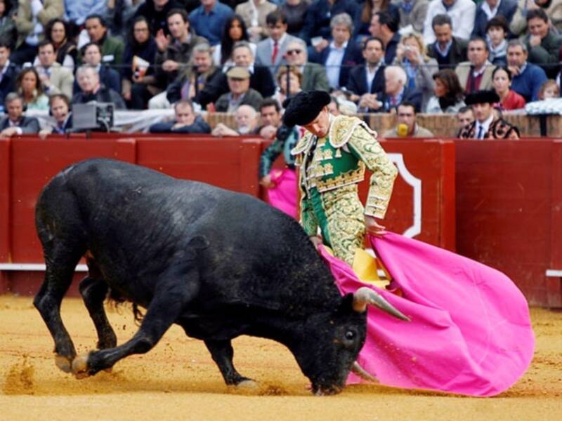 Rafaelillo da una vuelta al ruedo en la de Miura