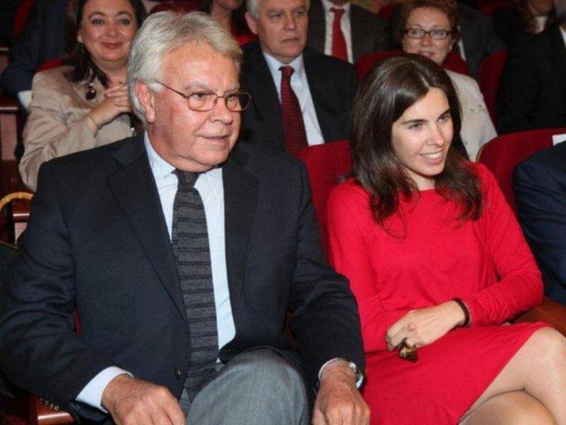 María González acompaña a su padre Felipe González homenajeado en Sevilla al cumplirse el XX aniversario de la inauguración de la expo 92