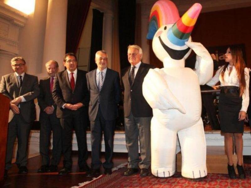 María González acompaña a su padre Felipe González homenajeado en Sevilla al cumplirse el XX aniversario de la inauguración de la expo 92