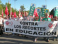 Marcha de trabajadores con pancarta contra los recortes en educación.