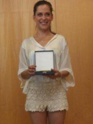 María león muy junto a su madre recoge la medalla de Sevilla para su hermano Paco León