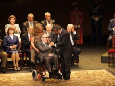 Felipe González reúne a las tres mujeres de su vida en Sevilla, su pareja Mar, su hija María y su nieta Elena