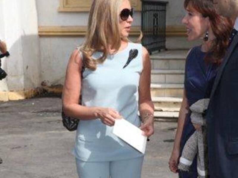 Felipe González reúne a las tres mujeres de su vida en Sevilla, su pareja Mar, su hija María y su nieta Elena