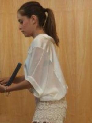 María león muy junto a su madre recoge la medalla de Sevilla para su hermano Paco León