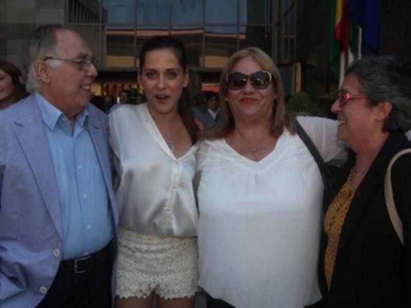 María león muy junto a su madre recoge la medalla de Sevilla para su hermano Paco León