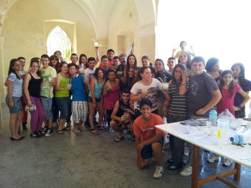 Medio centenar de jóvenes participan en un taller de cócteles sin alcohol(Chipiona)