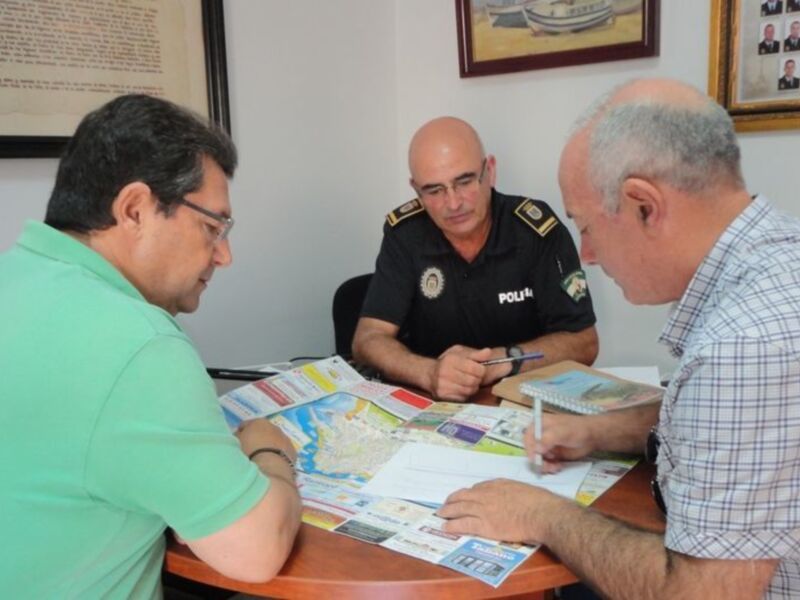 Informan sobre la retirada de las farolas solares del paseo marítimo y la coordinación del tráfico (Chipiona)