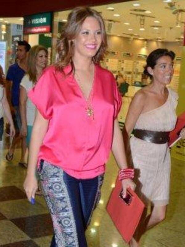Jessica Bueno jurado de un certamen de modelos el mismo día que Isabel Pantoja se sentaba en el banquillo