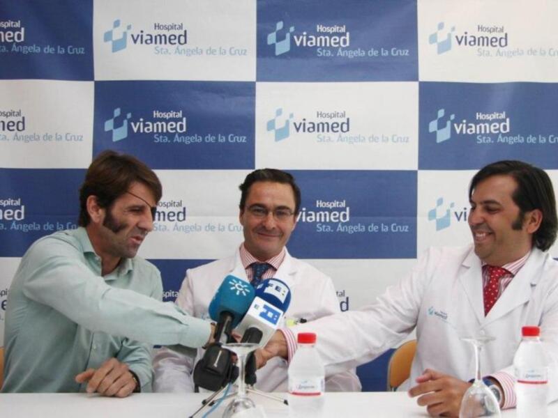 El diestro Juan José Padilla recibe el alta en el Hospital Viamed Santa Ángela de la Cruz de Sevilla