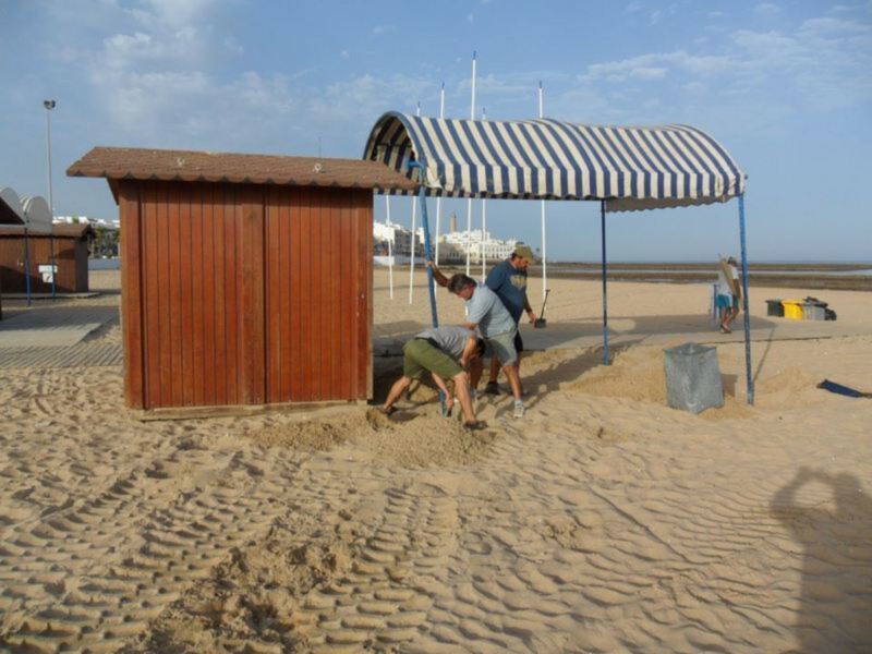La Delegación de Playas instala un área de descanso para personas con movilidad reducida en la playa Cruz del Mar(Chipiona) 