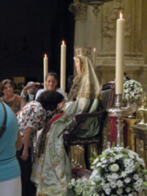 La Virgen de los Reyes patrona de la Archidiócesis de Sevilla, ha regresado a la capilla Real. 