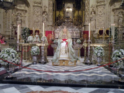La Virgen de los Reyes patrona de la Archidiócesis de Sevilla, ha regresado a la capilla Real.
