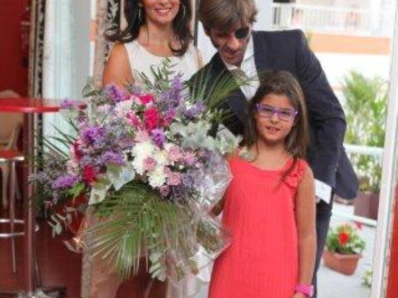 Juan José Padilla con su mujer y su hija Paloma presentó su biografía en Chipiona