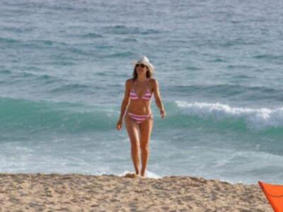 Raquel Revuelta disfruta en bikini de las playas de Cádiz, en plena forma física