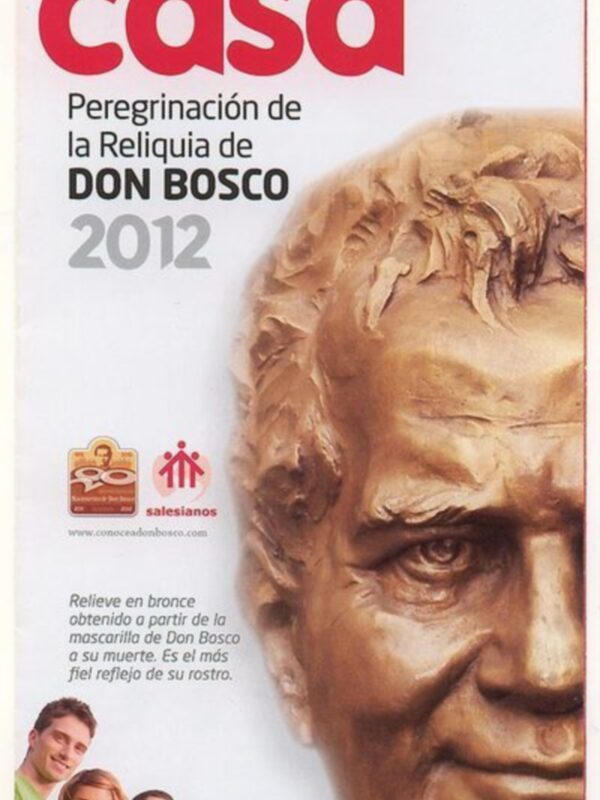 Buste de bronce de Don Bosco con una imagen de familia en la base. Texto en español sobre la peregrinación de la reliquia de Don Bosco en 2012.