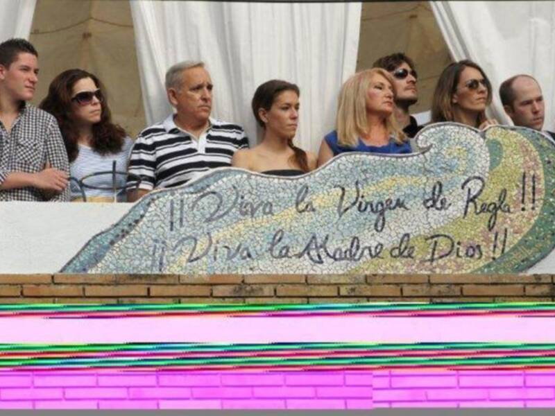 Gloria Mohedano con su familia, los únicos que presenciaron el paso de la virgen de regla  en la casa de Rocío Jurado
