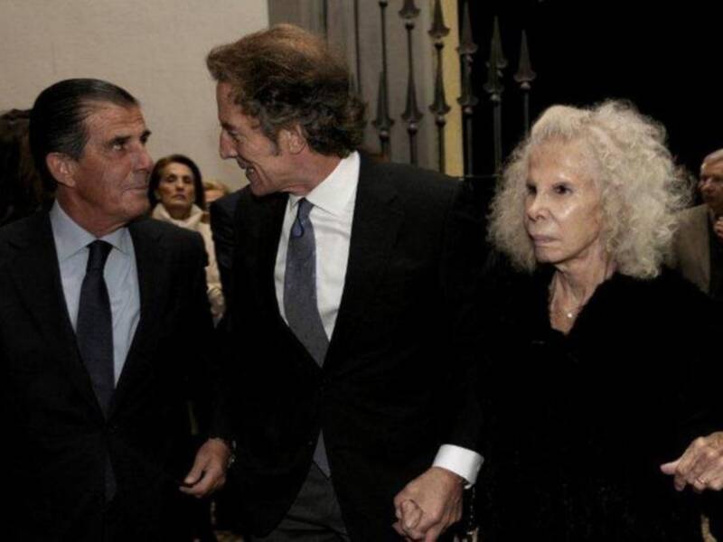 Los duques de Alba, Naty Abascal, Ana María Abascal y Alejandra Ortiz Osborne y su marido Joaquín Buendía, en el estreno de placido domingo en la maestranza