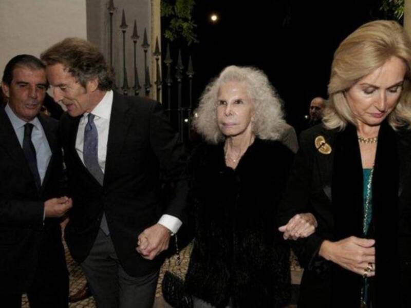 Los duques de Alba, Naty Abascal, Ana María Abascal y Alejandra Ortiz Osborne y su marido Joaquín Buendía, en el estreno de placido domingo en la maestranza 