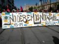 Un grupo de personas sostiene un cartel con el lema "No debemos notarlos" en Sevilla, durante la manifestación del 15-M.