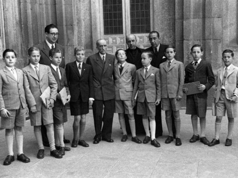 Los duques de Alba asisten a la presentación de  la biografía del rey