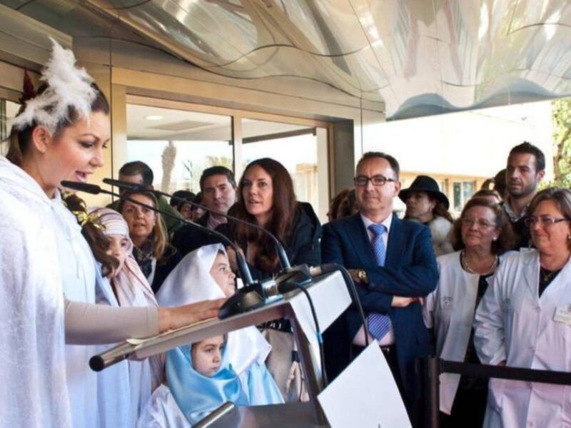 Niña Pastori Cartero Real emisario de los Reyes Magos en Hospital Infantil de Sevilla