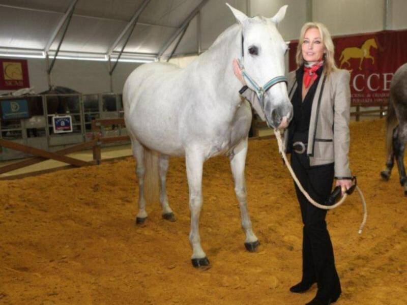 Alfonso Díez ejerce de duque de alba y entrega premio a Bo Derek