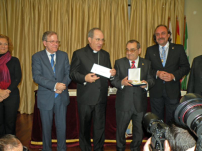 Sevilla.El Ateneo reconoció la labor de Caritas Diocesana con la medalla de Oro de su instituición.