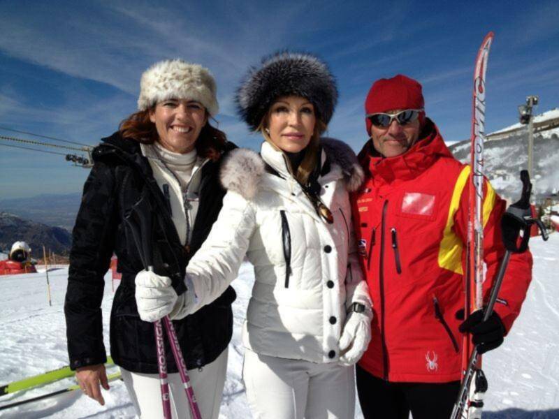 Carmen Lomana se divierte y olvida de su separación esquiando en Sierra Nevada