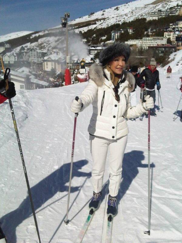 Carmen Lomana se divierte y olvida de su separación esquiando en Sierra Nevada