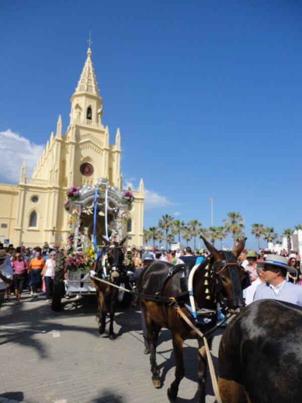 Chipiona sale a la calle para despedir por primera vez al Simpecado de la Hermandad del Rocío 