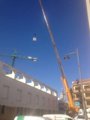 El Ayuntamiento intercede para que sea desmontada la grúa de la obra paralizada en el antiguo Hotel Cruz del Mar(Chipiona)