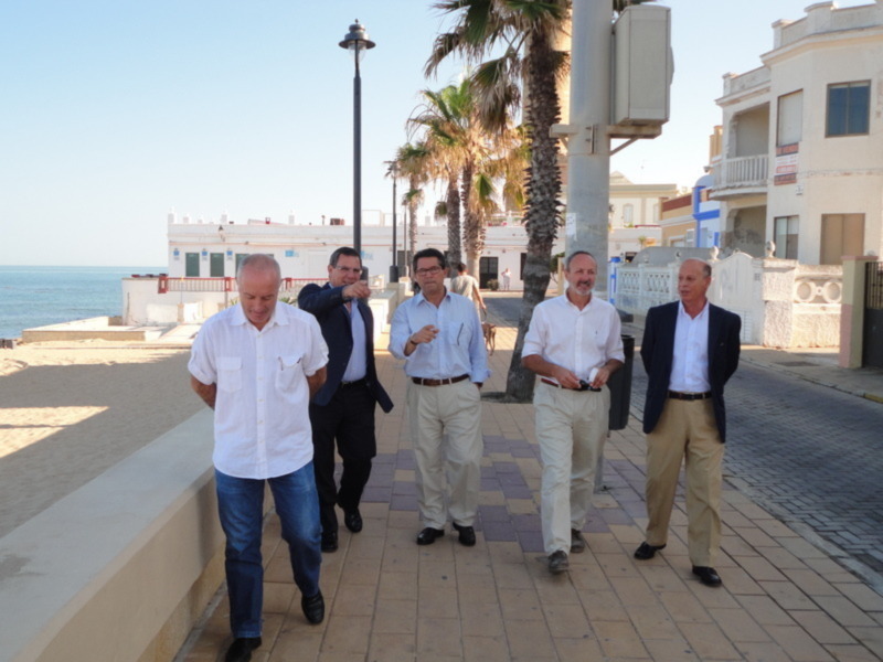 El paseo Costa de la Luz luce este verano su nueva imagen tras las obras de remodelación (Chipiona)
