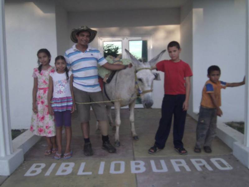 Biblioburro sin Fronteras, una Fundación Colombiana que lleva libros a niños de cualquier lugar con un burrito